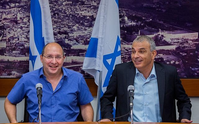 Finance Minister Moshe Kahlon (R) seen with  of Histadrut Chairman Avi Nissenkorn during a press conference regarding a deal on government contract workers at the Ministry of Finance in Jerusalem on July 20, 2015. (Yonatan Sindel/Flash90)