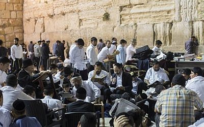 Jews pray as they gather for the ritual of Tisha B'Av at the Wall Western in the Old City of Jerusalem, early on July 26, 2015. (Yonatan Sindel/Flash90)
