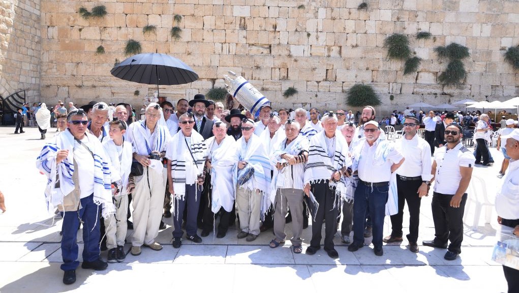 Lapid celebrates bar mitzvah with Holocaust survivors