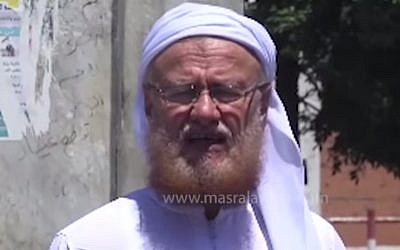 Salafi sheikh Issam Saleh speaks to the press in Gaza, July 7, 2015 (YouTube screenshot)