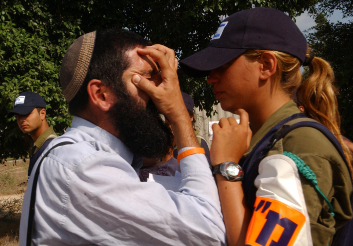 A Jewish settler argues with a woman soldier who force him to evacuate his home in the Jewish settlement of Ganey Tal in Gush Katif on August 17, 2005. (Yossi Zamir/ Flash90)