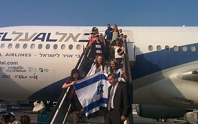 Some of a group of 221 North Americans arriving as immigrants to Israel, and greeted by Absorption Minister Ze'ev Elkin, July 14, 2015 (Courtesy)