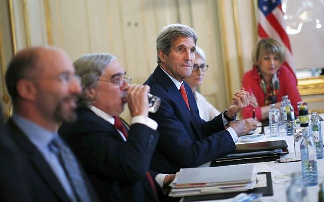 US Secretary of State John Kerry (C) is pictured during an Iran nuclear talks meeting with the Iranian Foreign Minister in Vienna on July 3, 2015 (AFP/ POOL / CARLOS BARRIA)