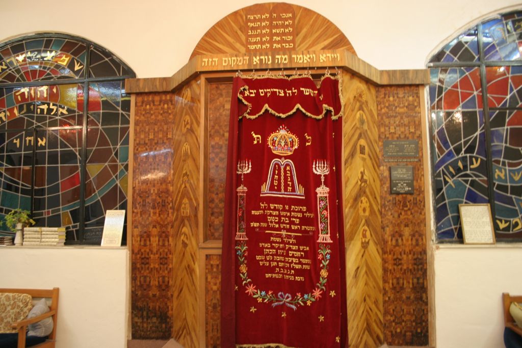 The Torah Ark at Ohavei Zion synagogue (Shmuel Bar-Am)