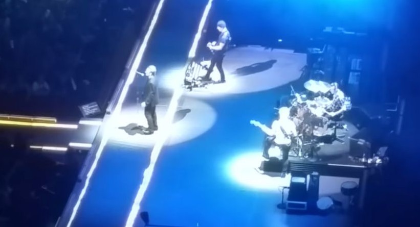 U2 play "One" for former president Shimon Peres in Toronto, Canada, on Monday, July 6 2015. (YouTube screenshot)