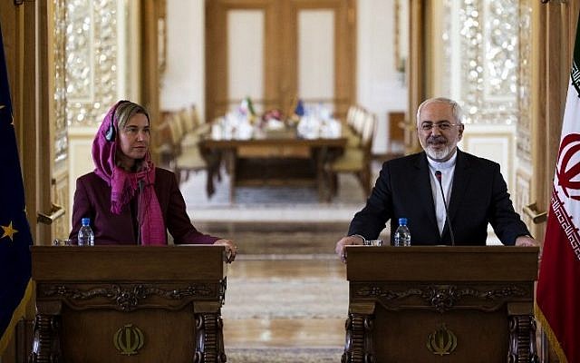 Iranian Foreign Minister Mohammad Javad Zarif (R) and EU foreign policy chief Federica Mogherini take part in a press conference following their talks in the capital Tehran on July 28, 2015. (AFP PHOTO / BEHROUZ MEHRI)