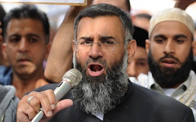 Radical Muslim cleric Anjem Choudary speaks to a group of demonstrators outside the US embassy in central London, September 14, 2012. (AFP PHOTO / LEON NEAL/ File)
