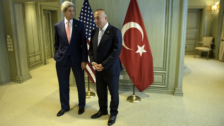 US Secretary of State John Kerry, left, and Turkey's Foreign Minister Mevlut Cavusoglu wait for a meeting in Kuala Lumpur, August 5, 2015. (AFP/POOL/BRENDAN SMIALOWSKI)