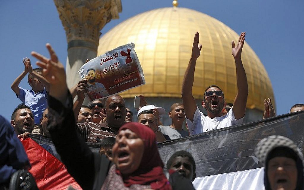 Palestinian protesters shout slogans during a demonstration in front of the Dome of the Rock in the Al-Aqsa compound in the old city of Jerusalem, on August 14, 2015. (AFP PHOTO/AHMAD GHARABLI)