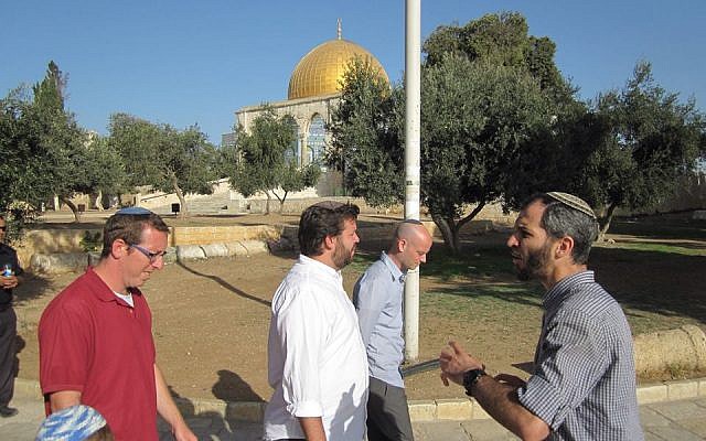 Arnon Segal accompanies a group of Jewish visitors on Temple Mount, September 2014 (Michael Naftali Unterberg Facebook page)