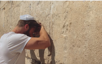 NFL star Julian Edelman praying at the Western Wall during a trip to Israel (screen capture via Youtube)
