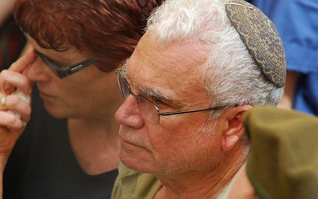 Tzvi Regev, father of IDF soldier Eldad Regev, mourns during Eldad's funeral in Haifa, July 17, 2008. (Gili Yaari/Flash 90)