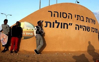African migrants protest outside Holot detention center in the Negev Desert, southern Israel. February 17, 2014. (FLASH90)