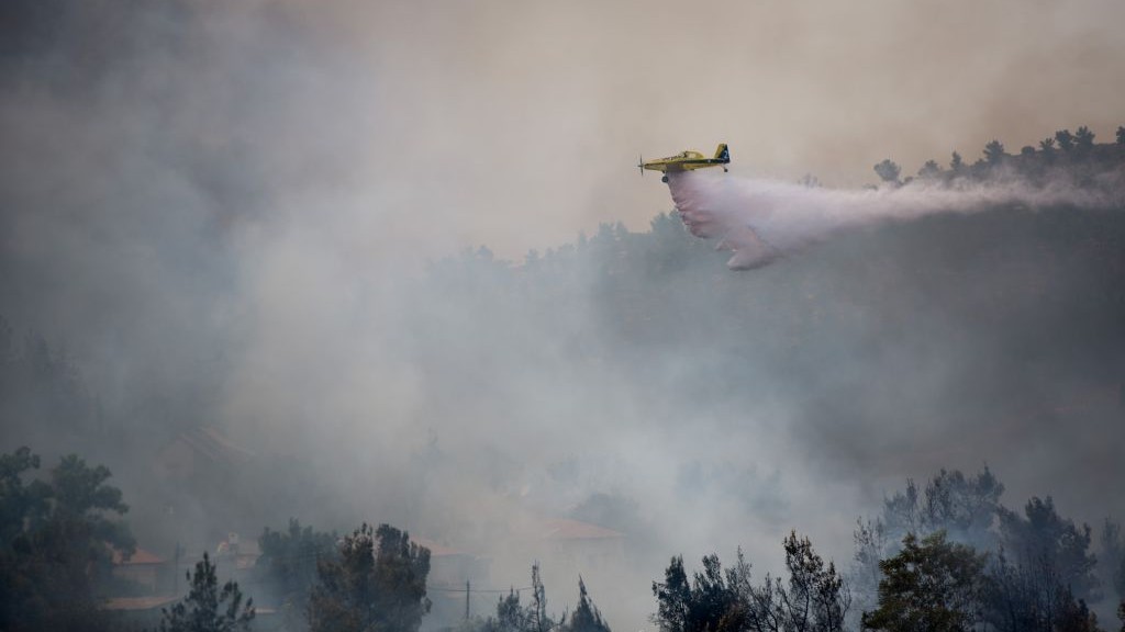 Israeli firefighter airplanes try to extinguish a large fire raging in Even Sapir, outside of Jerusalem, on August 2, 2015. (Yonatan Sindel/Flash90) 