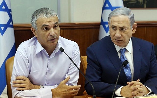 Prime Minister Benjamin Netanyahu and Finance Minister Moshe Kahlon attend the weekly cabinet meeting in Jerusalem on August 5, 2015. (Marc Israel Sellem/Flash90/Pool)