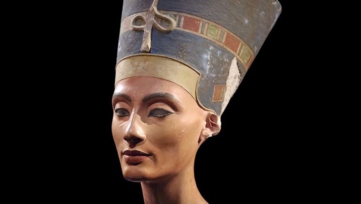 File: The 3,300-year-old bust of Queen Nefertiti, discovered in Egypt in 1912 (YouTube screen capture)