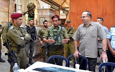 Defense Minister Moshe Ya'alon visits the Tomb of the Patriarchs in Hebron on August 11, 2015 (Ariel Harmoni/Defense Ministry)