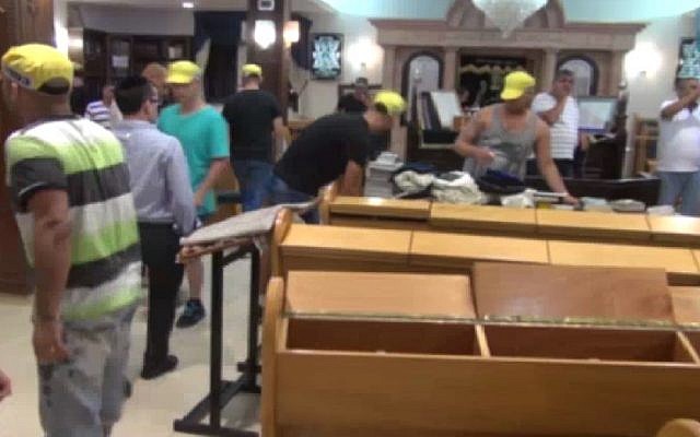 Security forces prepare to remove benches  from Givat Ze'ev's Ayelet Hashahar synagogue, August 9, 2015 ahead of a planned demolition of the shul. (Arutz 7 screenshot)