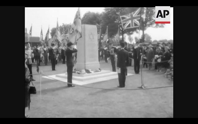 A memorial commemorating Jews who fought for the British Commonwealth during the two world wars is unveiled in Britain in 1961 (Screenshot of newsreel footage from YouTube)