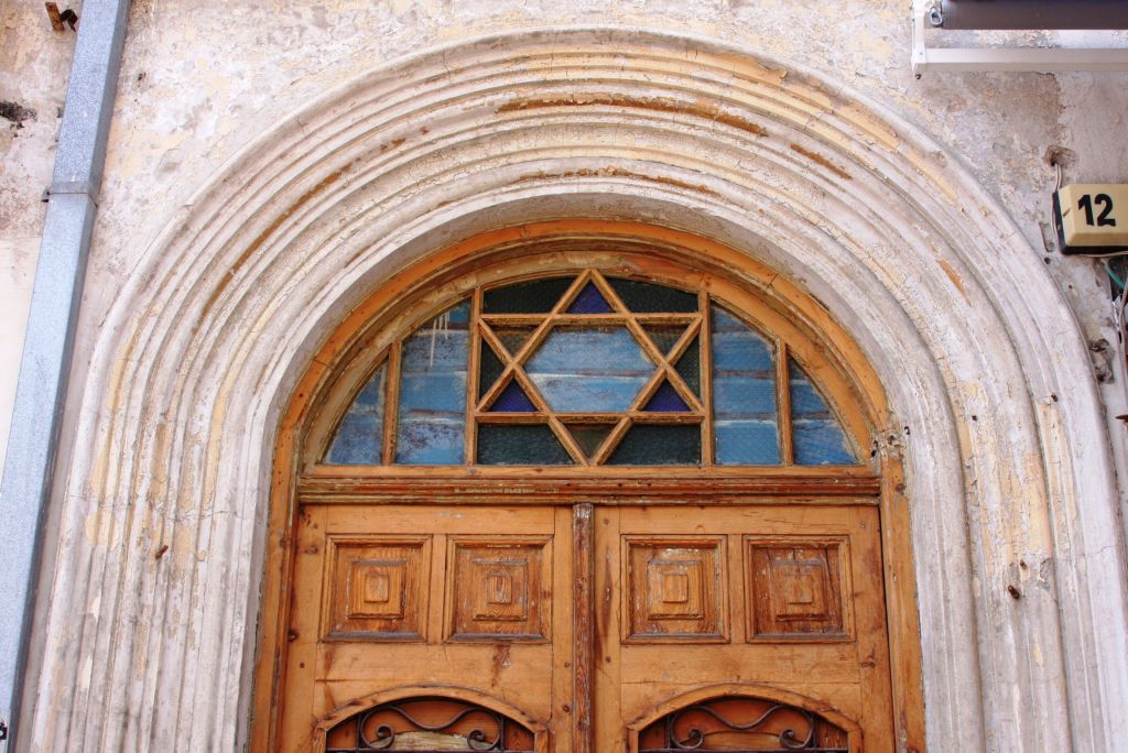 Entrance to No. 12 Nahalat Binyamin (Shmuel Bar-Am)