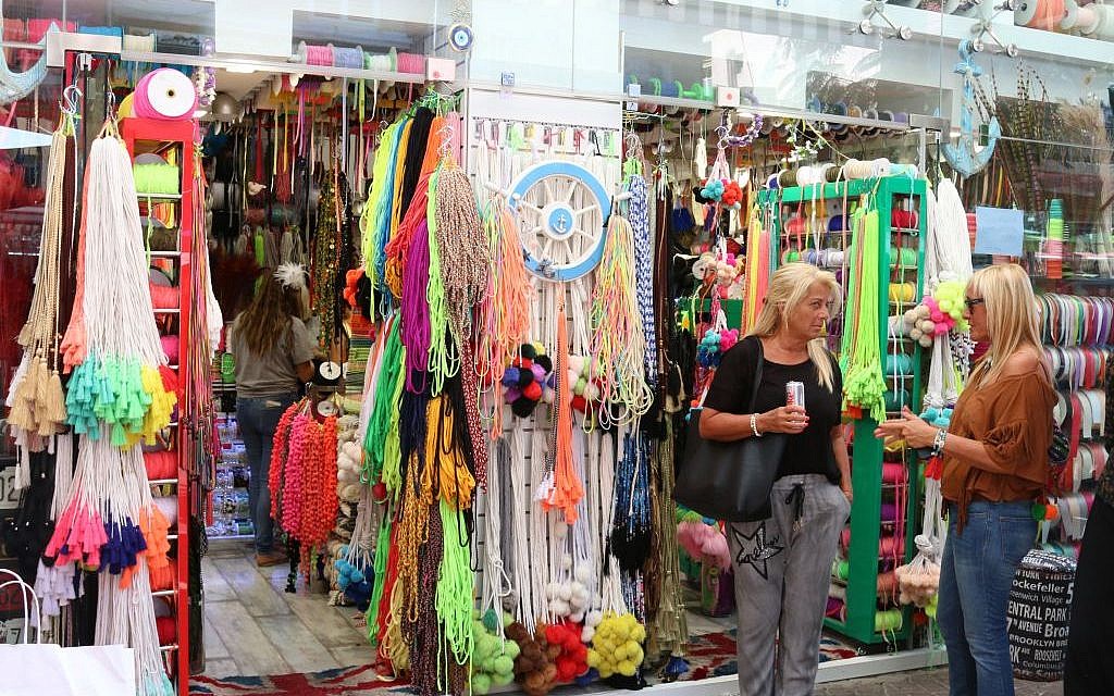 Shopping at the outdoor Nahalat Binyamin art fair, Tel Aviv (Shmuel Bar-Am)