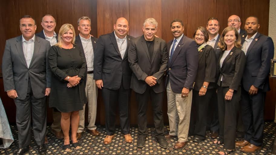 Yesh Atid leader Yair Lapid (6th from left) meeting with a bipartisan delegation of Ohio lawmakers, on Monday, August 31 2015. (Ryan Heilman)