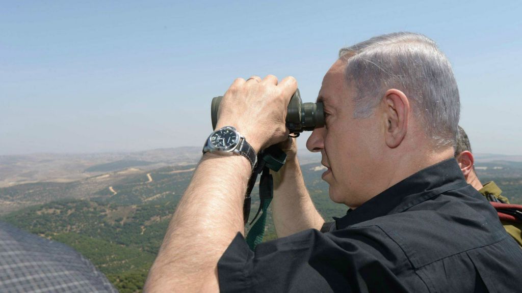 Prime Minister Benjamin Netanyahu on a tour of the northern border, August 18, 2015. (Amos Ben-Gershom/GPO)