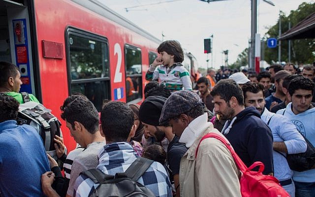 Migrants enter a train heading to Salzburg at Nickelsdorf, eastern Austria, on September 6, 2015.  (AFP/VLADIMIR SIMICEK)
