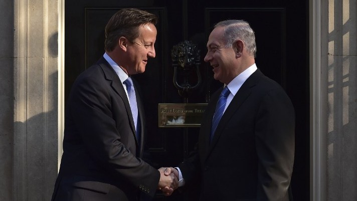 Britain's Prime Minister David Cameron, left, greets Prime Minister Benjamin Netanyahu outside 10 Downing Street ahead of a meeting in London, September 10, 2015. (AFP/LEON NEAL)