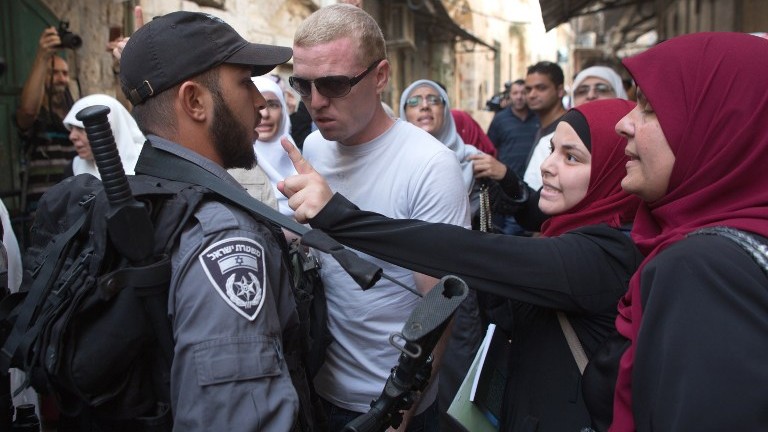 Palestinian women argue with Israeli policemen during a protest against Jewish groups visiting the Temple Mount in Jerusalem on September 16, 2015. (AFP/MENAHEM KAHANA)