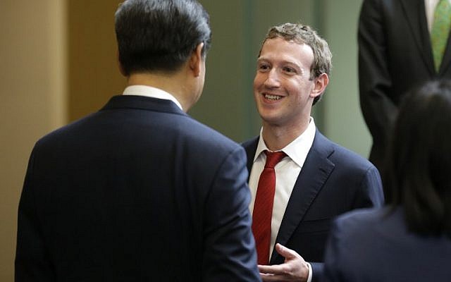 Chinese President Xi Jinping, left, talks with Facebook Chief Executive Mark Zuckerberg, right, during a gathering of CEOs and other executives at Microsoft's main campus in Redmond, Washington, Wednesday, September 23, 2015 (AFP PHOTO / POOL / TED S. WARREN)