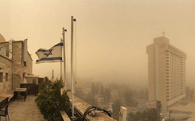 Illustrative: View from a Jerusalem rooftop of skies fogged up in a sandstorm, September 8, 2015. (Joe Hyams)