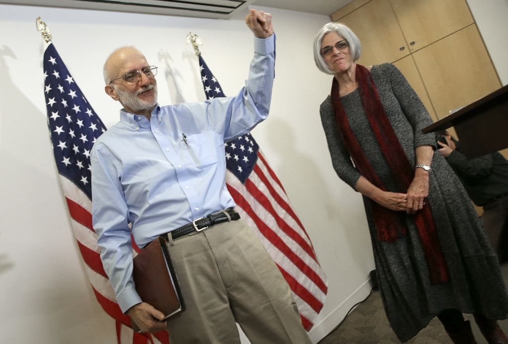 Alan Gross at a news conference with his wife Judy in Washington DC, shortly after arriving in the United States, December 17, 2014. (Win McNamee/Getty Images/via JTA)