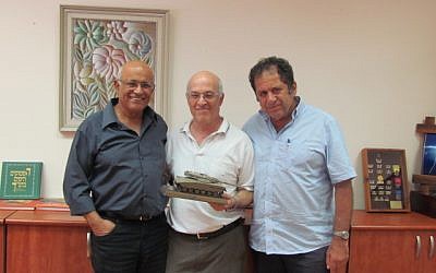 Author Barry Spielman meets with Avigdor Kahalani, former 77th Battalion commander, and Eitan Kauli, deputy commander of the 77th Battalion. (Courtesy of Barry Spielman)