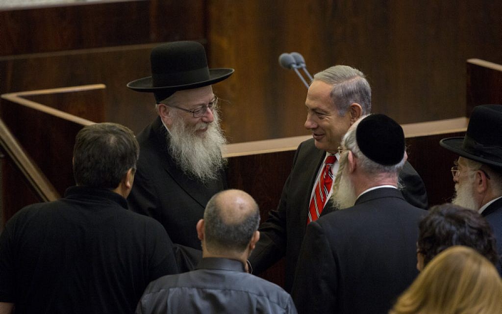 Health Minister Yaakov Litzman (L) with Prime Minister Benjamin Netanyahu after being sworn in as minister in the Knesset plenum on September 2, 2015. (Yonatan Sindel/Flash90)
