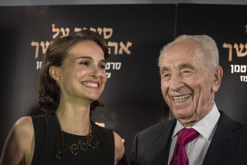 Actress and director Natalie Portman and former Israeli president Shimon Peres, seen at the premiere of Portman's movie 'A Tale of Love and Darkness,' at the Cinema City movie theater in Jerusalem on September 3, 2015. (Photo by Hadas Parush/Flash90.