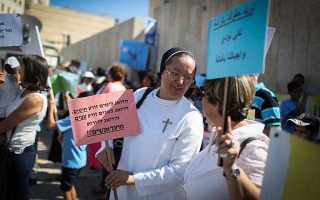 Thousands of Christian students, teachers, and education workers, protest in front of the Prime Minister's Office in Jerusalem, on September 6, 2015. (Flash90)