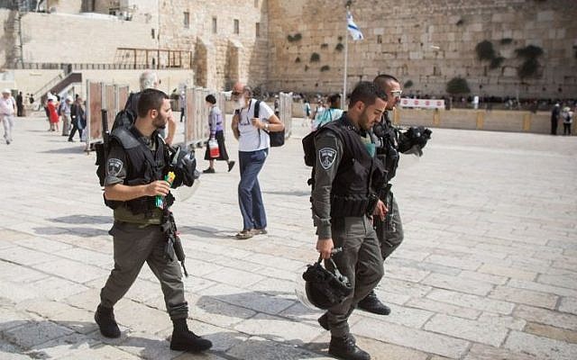 Police officers walking in the Western Wall plaza of the Old City of Jerusalem, September 13, 2015. (Yonatan Sindel/Flash90)
