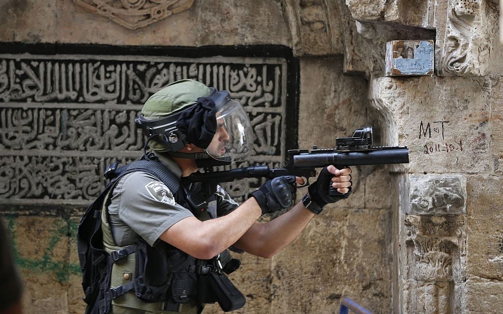 Israeli Border Police seen during clashes in and around the Temple Mount compound in Jerusalem's Old City on September 15, 2015. (Flash90)