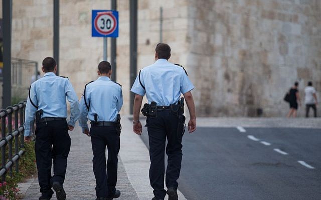 Illustrative: Israeli police walk outside of Jerusalem's Old City (Nati Shohat/FLASH90)