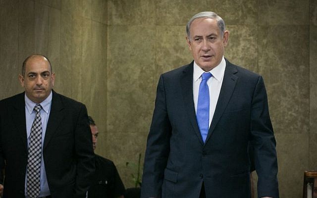 Benjamin Netanyahu arrives at the weekly cabinet conference in Jerusalem on September 20, 2015. Ohad Zwigenberg/POOL)