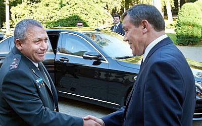 IDF Chief of Staff Gadi Eisenkot (L) meets with the Russian army Chief of Staff Valery Grasimov in Moscow, Russia, on September 21, 2015 (IDF Spokesperson)
