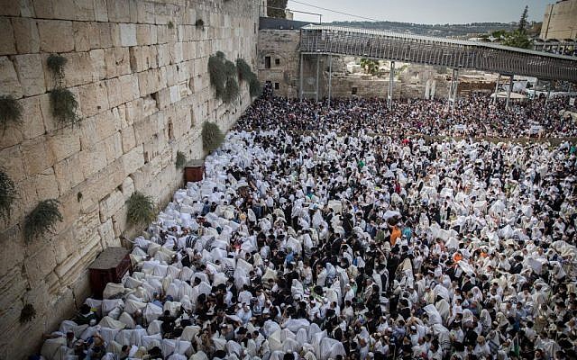 Thousands gather at the Western Well for the annual Sukkot priestly blessing ceremony, September 30, 2015. (Photo by Flash90)