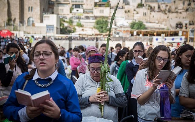 Thousands gather at the Western Well for the annual Sukkot priestly blessing ceremony, September 30, 2015. (Photo by Flash90)
