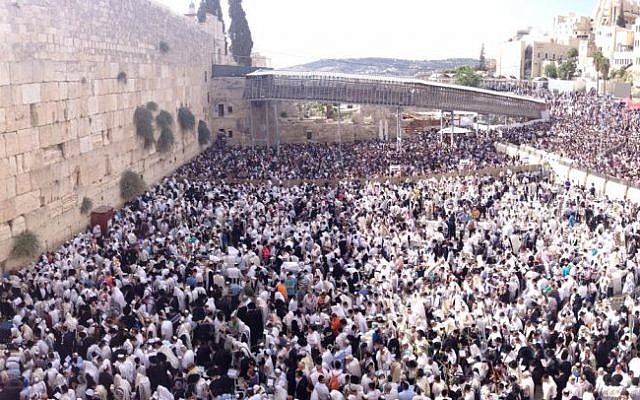 Thousands gather at the Western Well for the annual Sukkot priestly blessing ceremony, September 30, 2015. (Photo courtesy of Israel Police)
