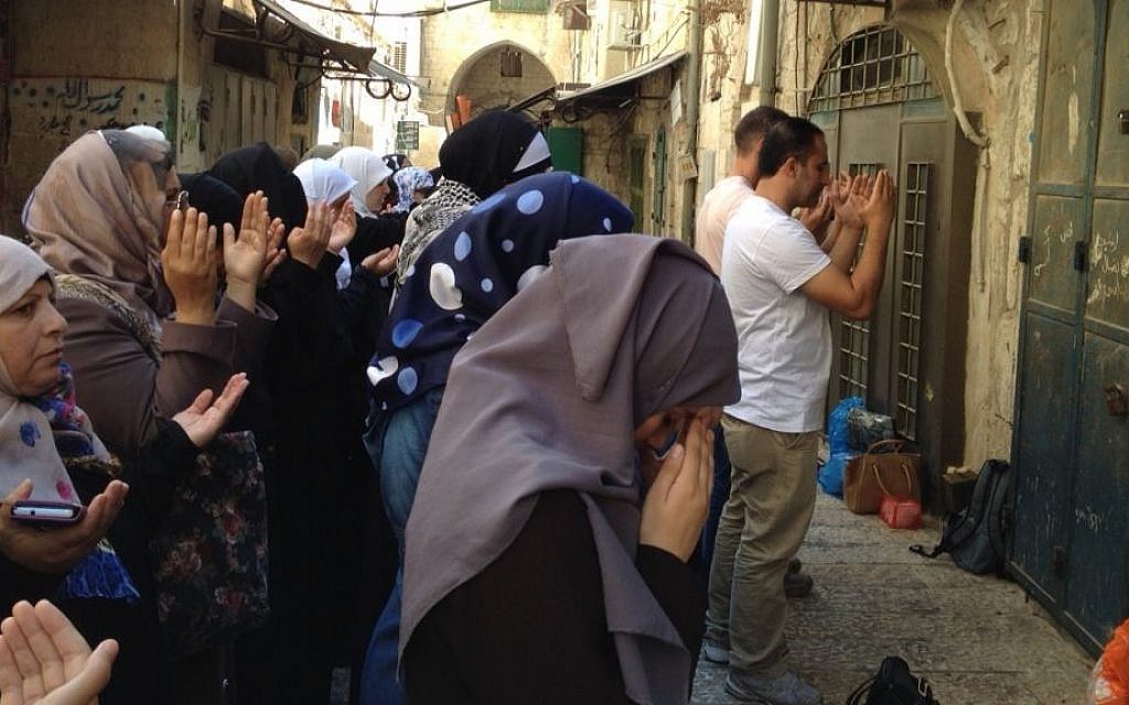 Female Muslim activists, known as Murabitat, pray outside Temple Mount to protest a government decision banning them from the site during visiting hours, September 2, 2015 (Elhanan Miller/Times of Israel)