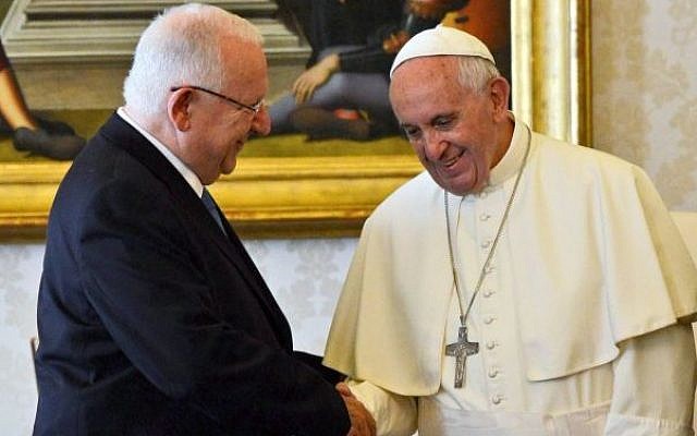 President Reuven Rivlin meeting Pope Francis at the Vatican, September 3, 2015. (Haim Zach/GPO)