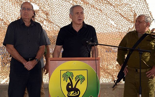 Prime Minister Benjamin Netanyahu visits the Gaza border together with Defense minister Moshe Ya'alon (L), and IDF Chief of Staff Lt. Gen. Gadi Eisenkot (R) on October 20, 2015. (Chaim Tzach/GPO)