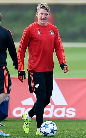 Manchester United's German midfielder Bastian Schweinsteiger takes part in a training session their Carrington facility in Manchester, north west England on October 20, 2015 ahead of their Champions League football match against CSKA Moscow on October 21. (AFP PHOTO / PAUL ELLIS)