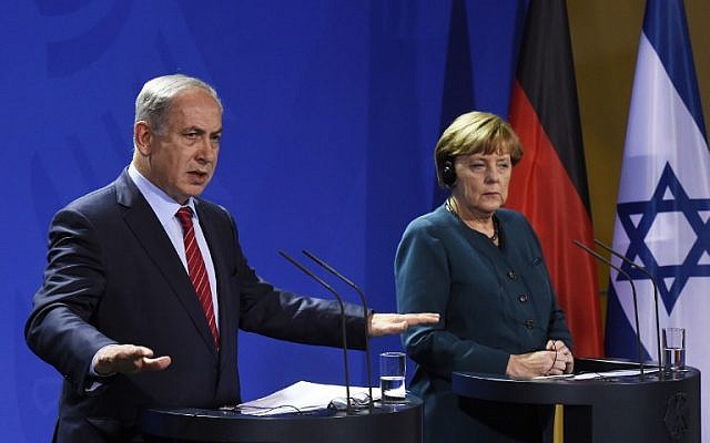 Prime Minister Benjamin Netanyahu, left, and German Chancellor Angela Merkel address a press conference at the chancellery in Berlin, October 21, 2015. (AFP/Tobias Schwarz)